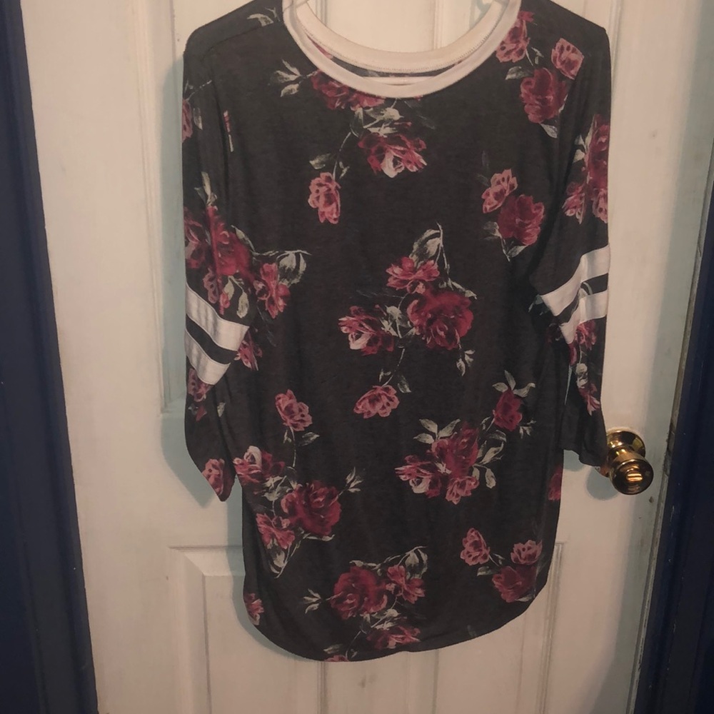 Quarter sleeve floral tee.